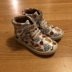 “Monkey Feet” Leather Sneakers Size 7.5